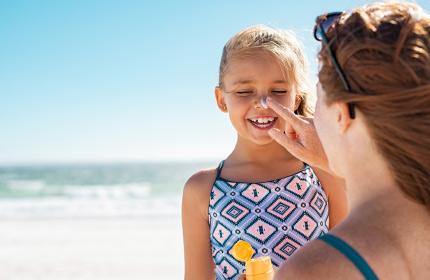 Sonnenschutz – was außer Sonnencreme hilft?